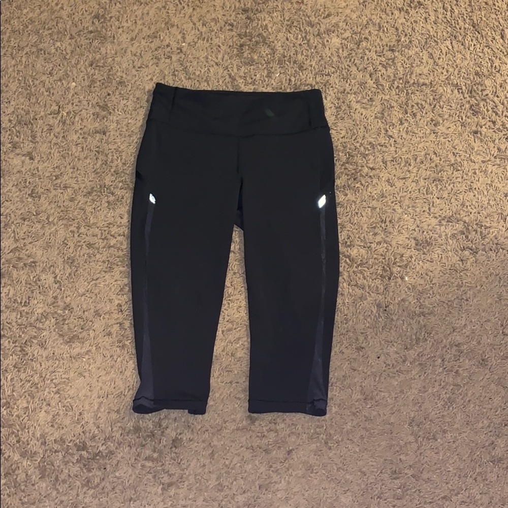 Black cropped lululemon leggings